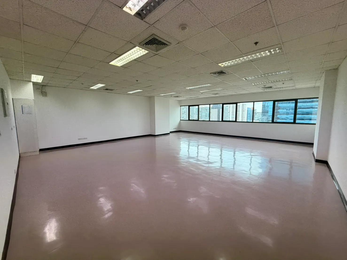 Bangkok Office Space for Rent | Watthana | High Floor | 76 SQM | BTS Ekkamai | Sukhumvit Road | OF-3885