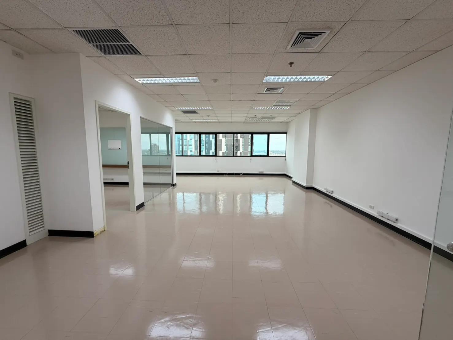 Bangkok Office Space for Rent | Watthana | BTS Ekkamai | 76 SQM | High Floor | OF-3884