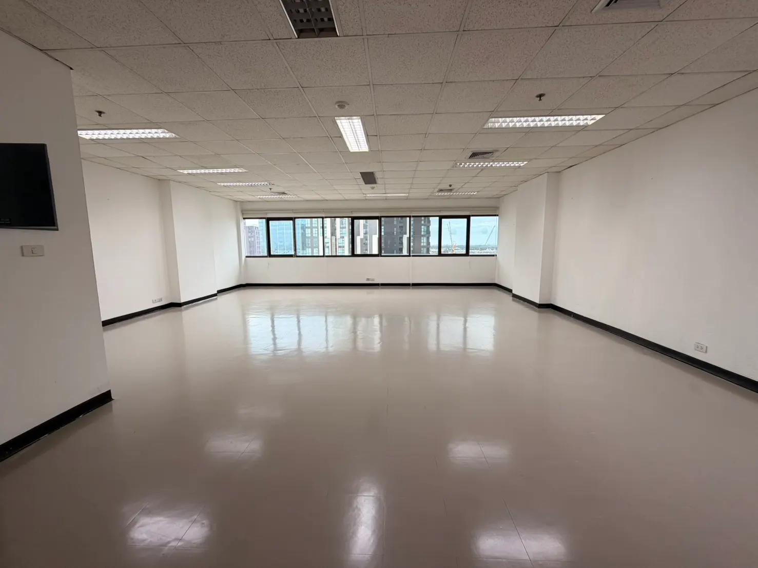Bangkok Office Space for Rent | Watthana | Near BTS Ekkamai | 76 SQM | High Floor | OF-3886